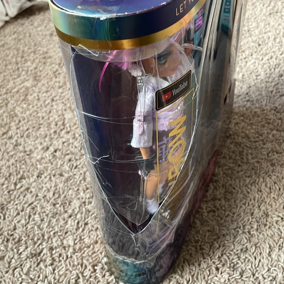 Rainbow High Lila Yamamoto Fashion Doll w/ 2 Designer Outfits + 2 BONUS Tins - Picture 5 of 6